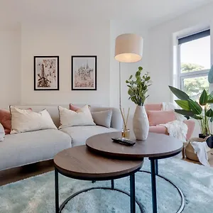 Ultra Luxe 2 Bedroom Near Beach, Centre & Peasholm Park Apartment Scarborough